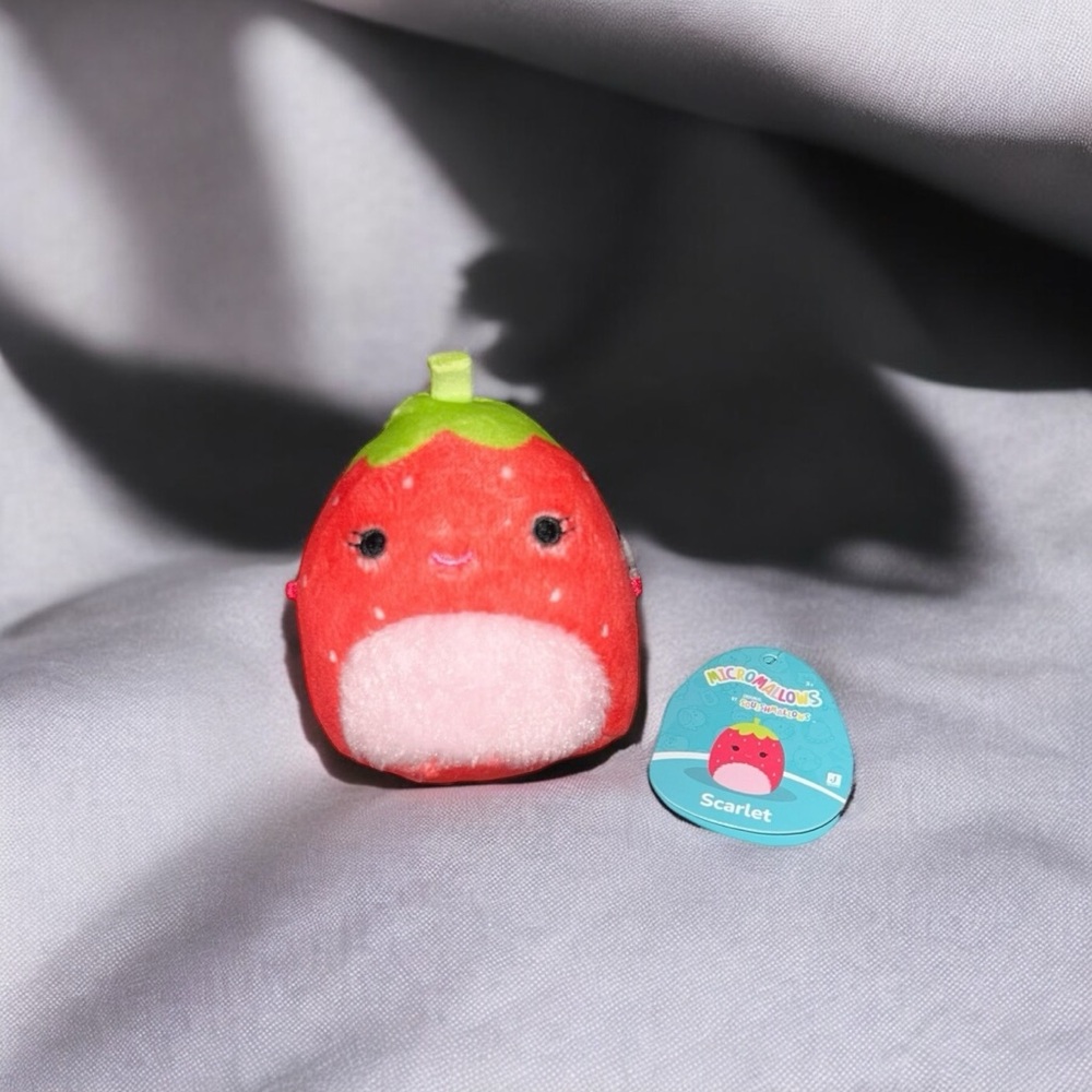Micromallows Squishmallows – Scarlet the Strawberry (2.5”)